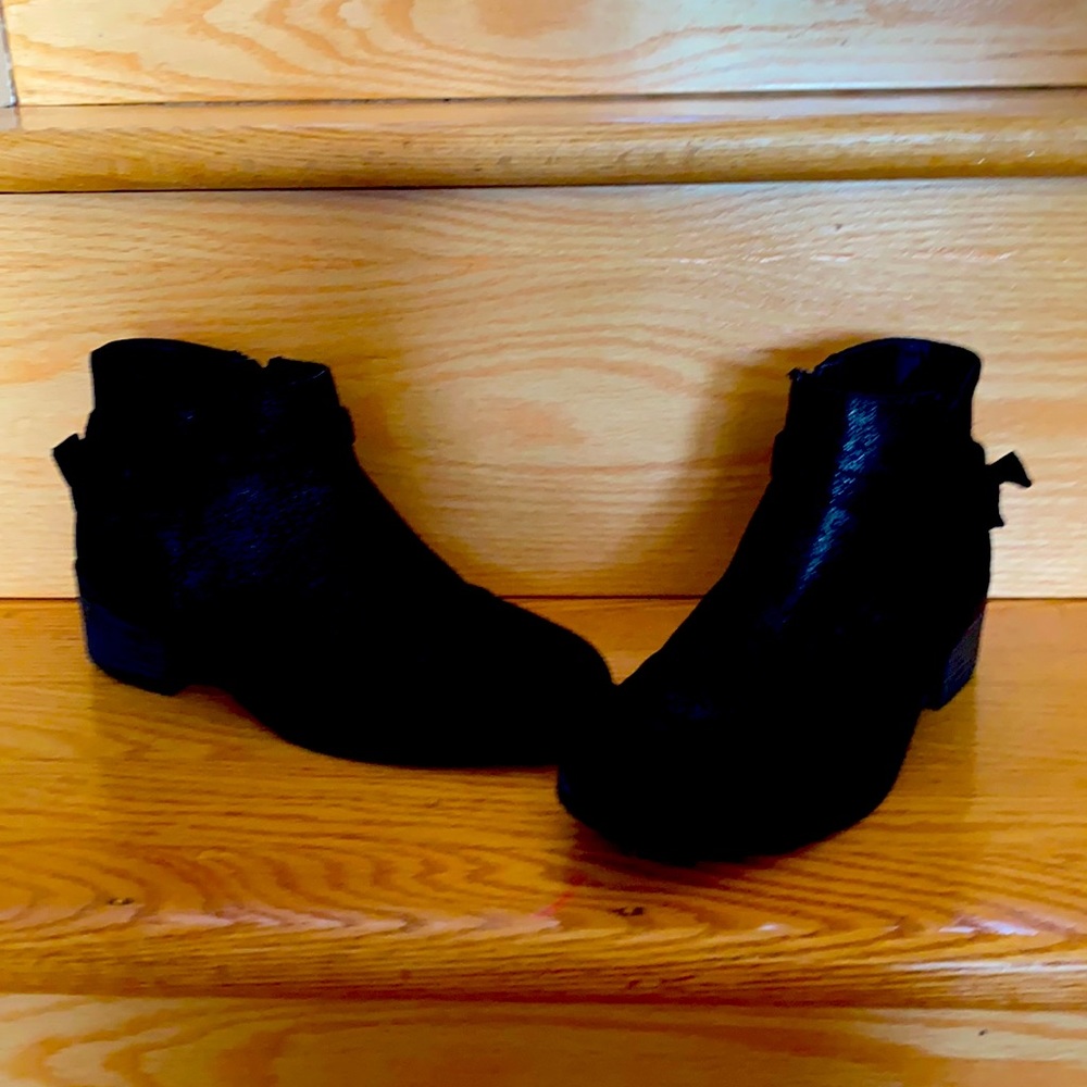Hi everyone I am selling black boots !!!